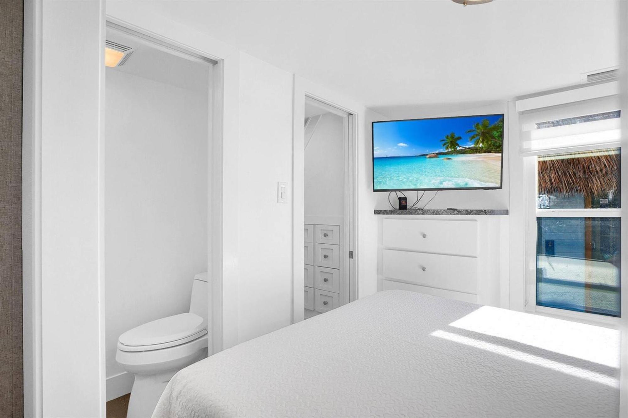 Tiny Home On Waterfront, Bay Views, Deck, Pool Jewfish Room photo
